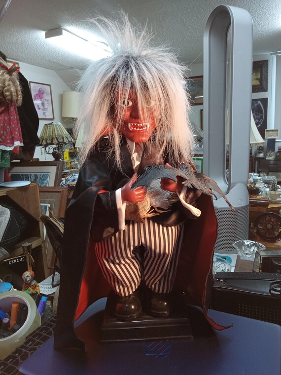 Pumpkin Time Animated Vampire