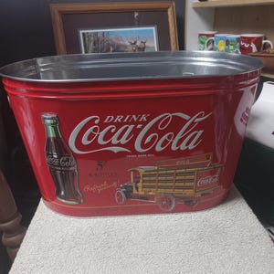 Coca Cola Pop Wanne mit geprägtem Schriftzug