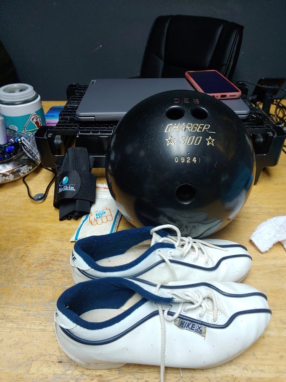 Charger 300 twelve pound Bowling ball with accessories