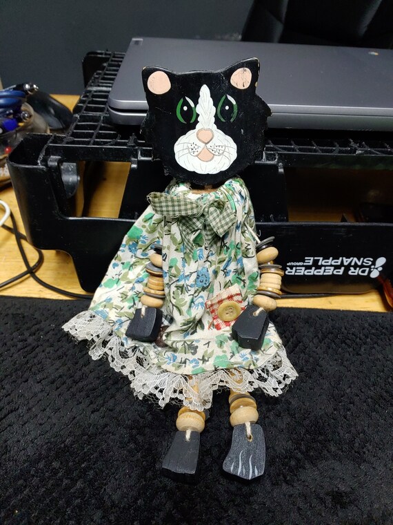 Wooden decorative cat
