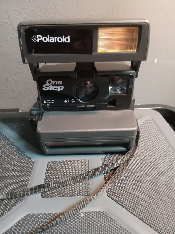 Polaroid 600 one step camera with flash