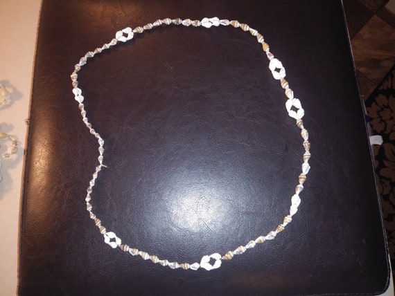 Conk shell necklace Circa. 1960s