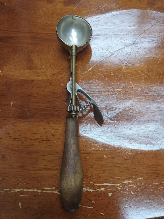 Gilchrist 31 size 26 ICE Cream scoop Circa. 1915
