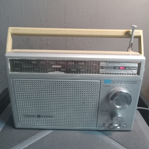 General Electric Model No. 7-2854A Transistor AM/FM radio image 1