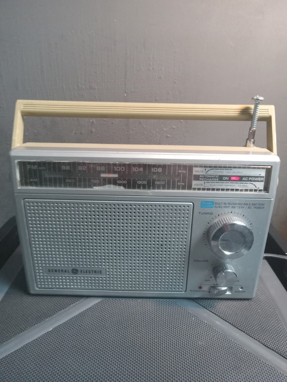 General Electric Model No. 7-2854A Transistor AM/FM radio