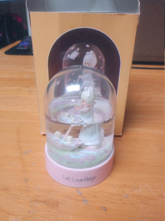 Precious Moments let love reign water dome with original box by Sam Butcher Circa. 1985