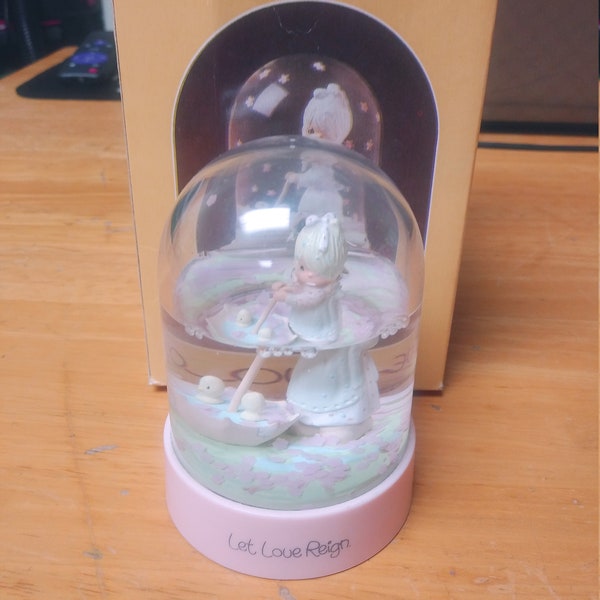 Precious Moments let love reign water dome with original box by Sam Butcher Circa. 1985