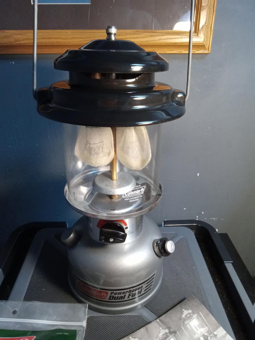 Coleman Powerhouse Dual Fuel ランタン usedです Amazon.com: Coleman Powerhouse Dual Fuel Lantern Shines up