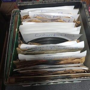 large collection of 78 phonograph records from the 20s, 30s, 40 and 50s. Around 250 records.