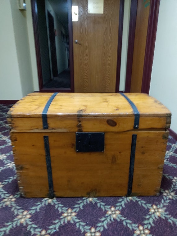 Blanket chest with side handles