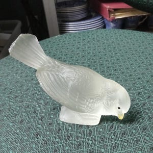 LE Smith Frosted Glass #1409 Pecking Bird / Sparrow Paperweight / Figurine
