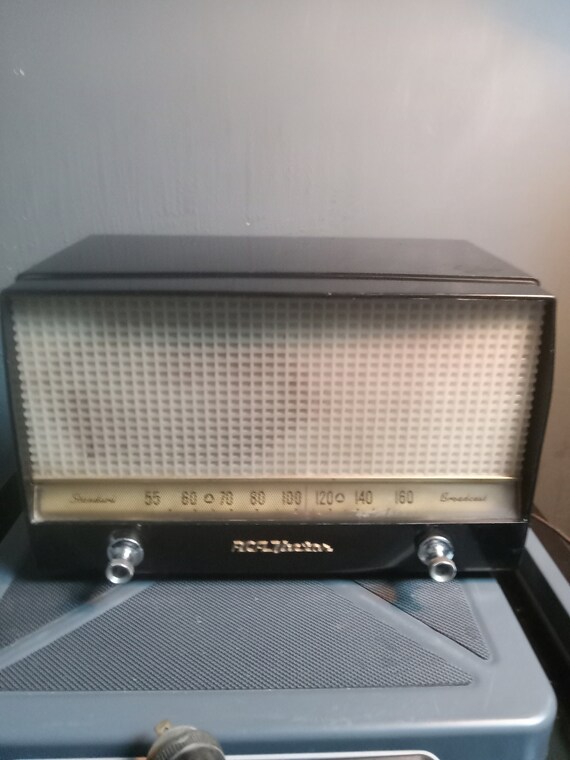 RCA Victor 4-X-641 Bakelite AM 6 Tube Radio 1954  WORKS