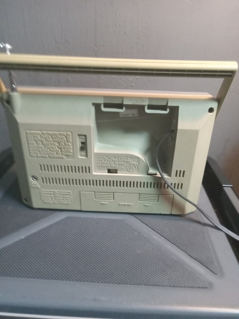 General Electric Model No. 7-2854A Transistor AM/FM radio image 3