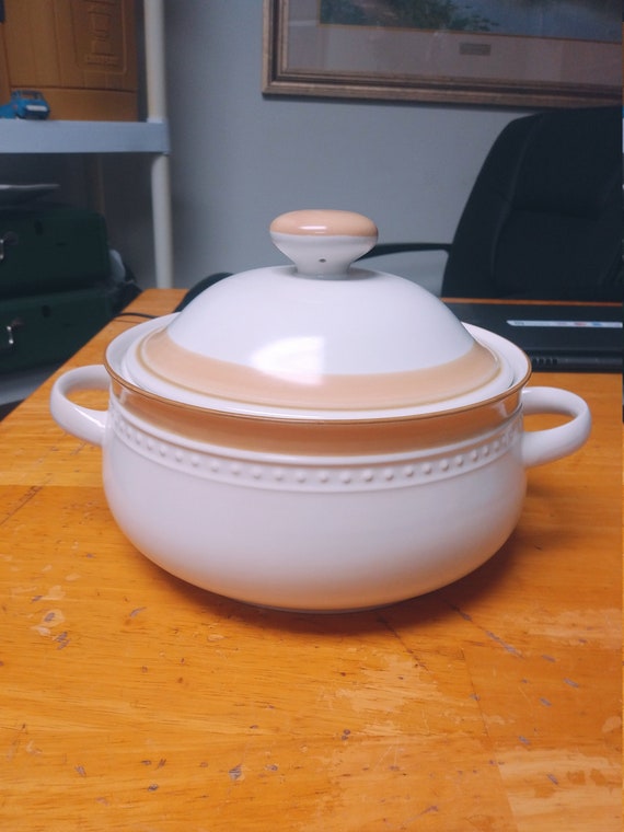 Crowning fashion 2.25 Qt Round Covered Casserole Golden Band by JOHANN HAVILAND Circa. 1980s