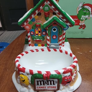 M&M&#39;S candy store with candy dish in original box