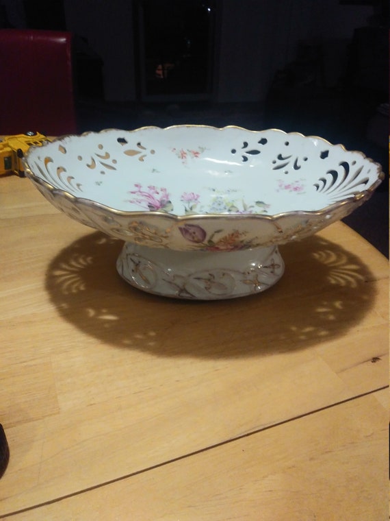 Jacots marque de fabrique Swiss music box in side a Dresden raticulated porcelain serving dish Circa. 1816