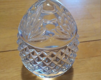 Poids à papier en forme d’œuf de verre lourd fabriqué en France circa. Années 1980