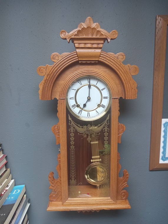 New York, "Queen Isabella" wall hanging clock