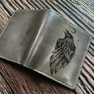 Cartera de cuero premium de cuervo, mitología de las runas nórdicas, billetera hecha a mano personalizada, boceto de cuervo, pájaro Odin, billetera de regalo de animal antiguo de Navidad