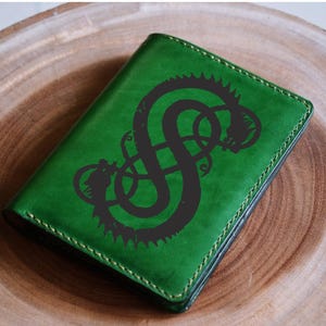 Cartera de cuero de primera calidad con el símbolo del dios Loki Trickster, billetera de cuero hecha a mano con runas nórdicas, símbolo de Mjölnir, billetera de cuero triple navideña