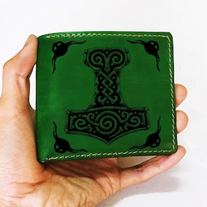Cartera de cuero premium con el símbolo Mjölnir, Cartera de cuero hecha a mano con símbolos de runas nórdicas, Triskele de cuernos de Odín de Gungnir, Cartera nueva navideña