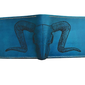 Cartera de cuero con símbolo antiguo de calavera de carnero, cartera hecha a mano con arte de calavera de animal, cartera Fossil para hombre, idea de regalo de cartera triple navideña para él