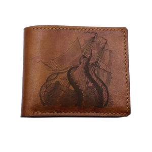 Cartera premium para hombre con diseño de naufragio de Kraken, cartera personalizada hecha a mano, regalo de Navidad de un monstruo antiguo, cartera de cuero genuino personalizada para él