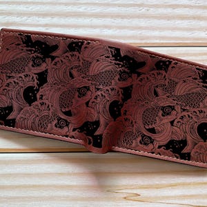 Cartera de cuero genuino de primera calidad con diseño de pez koi japonés/cultura japonesa/cartera hecha a mano para él/cartera unisex para regalo de cumpleaños/cartera navideña para hombre
