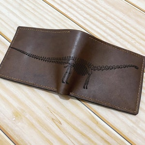 Esqueleto de Brachiosaurus, Fósil de dinosaurio, Parque Jurásico, Cartera hecha a mano de cuero, regalo para hombres, Regalo del Día del Padre, Regalo de Navidad, Mundo Jurásico
