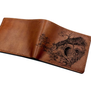 Cartera de cuero premium de La Casa Hobbit, regalo artístico de pintura de la aldea de Hobbiton, Tierra Media, billetera para hombre hecha a mano inspirada en ESDLA para Navidad.