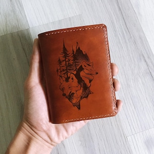 Cartera de hombre de cuero genuino Nature and Wolf, cartera de cuero premium de tres pliegues, cartera de pareja de lobos, regalo de cartera personalizado para el Día del Padre
