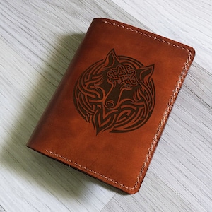 Cartera de cuero genuino de lobo celta, billetera de cuero de tres pliegues de primera calidad, regalo de cuero de animal salvaje hecho a mano, idea de regalo de billetera nueva navideña personalizada