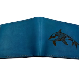 Cartera de piel auténtica con diseño de delfín y estampado floral. Cartera premium hecha a mano con diseño de pez para él. Regalo para novio, cumpleaños o para el Día del Padre.