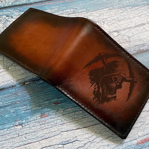 Cartera de cuero genuino hecha a mano para hombre con diseño de Dios de la Muerte/Cartera para hombre con calavera de la muerte/Nuevo regalo de billetera de Navidad/Regalo de estilo indie para él