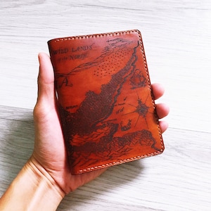 Portefeuille Narnia fait main, étui pour passeport en cuir personnalisé, accessoires de voyage haut de gamme pour Noël, cadeau citoyens de Narnia