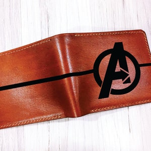 Portefeuille en cuir premium avec logo Avengers Assemble, portefeuille en cuir véritable de super-héros, cadeau portefeuille fait main pour lui, portefeuille de Noël personnalisé pour hommes