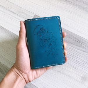 Cartera de cuero genuino con diseño único de medusas florales, regalo premium de criatura marina creativa, billetera unisex, nueva idea de regalo de billetera navideña