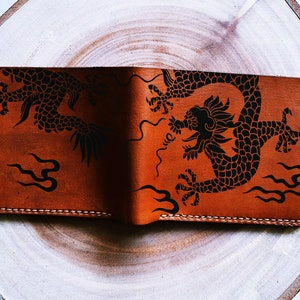 Cartera de cuero premium con forma de dragón chino, cartera triple hecha a mano de cuero con forma de dragón asiático, billetera personalizada con diseño cultural asiático, regalo navideño para él