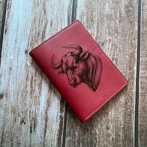 Cartera de cuero premium con diseño de cabeza de búfalo surrealista, cartera única con estampado animal, regalo personalizado con temática de vida salvaje, cartera navideña hecha a mano.