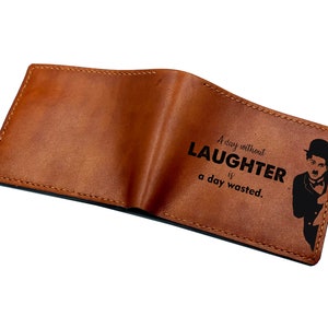 Cartera de cuero hecha a mano de Charlie Chaplin/Regalo hecho a mano Positive Vibe/Cartera de hombre personalizada con un ícono legendario/Idea de regalo de cartera de hombre premium de Navidad