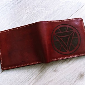 Cartera para hombre con diseño de Iron Man Arc Reactor, cartera hecha a mano de cuero de superhéroe Avenger, regalo personalizado, cartera navideña premium de multimillonario, regalo divertido