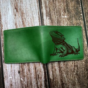 Carteira de couro com arte de dragão barbudo: Carteira dobrável personalizada e feita à mão com tema de réptil, modelo dobrável em duas ou três partes.