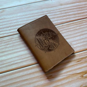 Funda de cuero de primera calidad para pasaporte Mountain Compass, billetera para pasaporte Minimalist Nature, estuche de cuero para pasaporte, accesorios de viaje navideños