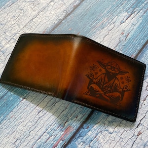 Cartera de cuero para hombre con el maestro Yoda haciendo yoga, regalo personalizado divertido de Star Wars para novio, regalo de billetera único de Navidad, idea de regalo de billetera de Navidad