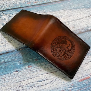 Portefeuille en cuir véritable de tatouage de loup celtique, portefeuille en cuir de qualité supérieure, portefeuille fait main de modèle de loup, cadeau de portefeuille en cuir de loup de Noël pour lui