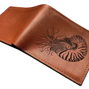 Cartera de cuero premium con fósil de amonita, billetera de cuero única con animal con caparazón personalizada, regalo de fósil de nautilus premium, billetera nueva de Navidad