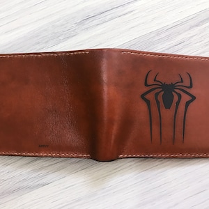 Carteira de couro genuíno Spider, carteira feita à mão do Homem-Aranha, carteira personalizada dos Vingadores para presente para ele, ideia de presente de carteira de Natal com logotipo do Homem-Aranha