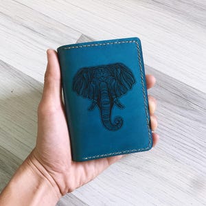 Cartera de cuero premium con estampado de cabeza de elefante, regalo para cazadores, cartera única para hombre con temática de vida silvestre, idea de regalo de cartera personalizada para el Día del Padre.