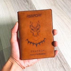 Funda de pasaporte Black Panther, billetera de pasaporte de superhéroe, cubierta de pasaporte de Wakanda, inspiración del Rey T'Challa de Wakanda, regalo de viaje de Navidad