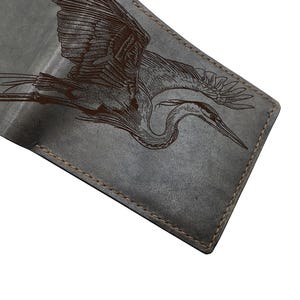 Carteira masculina de couro de garça, carteira personalizada feita à mão com inspiração em pássaro Ghibli, esboço de garça, animal misterioso de pássaro de Natal, carteira nova unissex